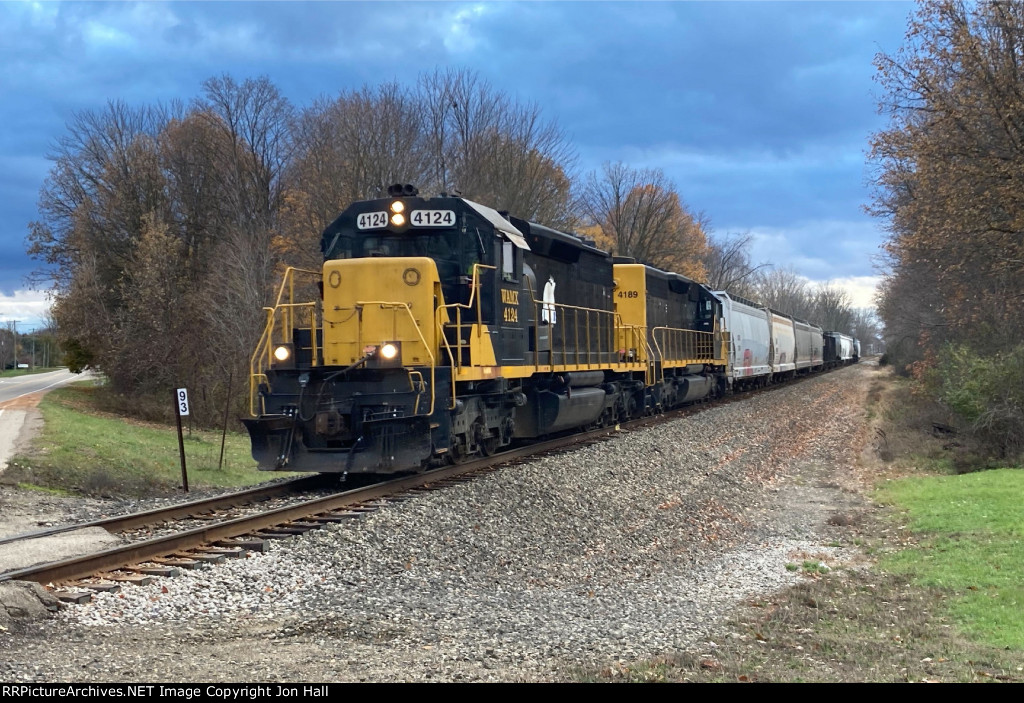 WAMX 4124 & 4189 roll north with a short GDLK303